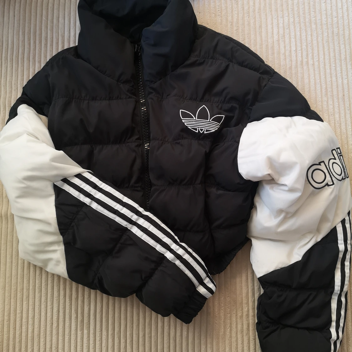 SLUTSÅLD Adidas puffer jacket