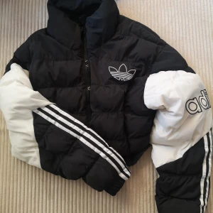 SLUTSÅLD Adidas puffer jacket - Mycket sparsamt använd cropped Adidas puffer jacket. Otroligt gosig, skön och praktisk! Så jäääääkla snygg, men tyvärr har jag alldeles för många hemma hos mig 🥺💔