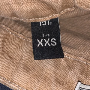 Bruna vida jeans - Jag säljer mina bruna vida jeans då jag inte gillar hur dom sitter på mig, dom är lite stora i midjan på mig. Bra i längden och formar kroppen bra. Super fin brun färg. Färgen är brunare i verkligheten än på bilden. Köptes för ca 1 månad sen, använda Max 2 gånger. Super fina jeans! Köpta för 400kr. Säljer för 350kr då de är i super bra skick och finns inga defekter!! Är i storlek XXS men skulle själv säga att dom sitter som en xs