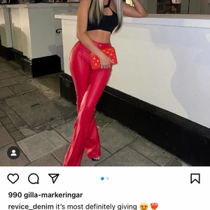  Revice denim röda lack 👖aldrig använda! - Venus flares / x mars från Revice denim från USA otroligt fina röda lackbyxor som framhäver former, beställde i för liten storlek i storlek 25 ungefär som storlek XS-S (finns storleksgudie på Revice denim hemsida) aldrig använda för fick aldrig på mig dom så prislapp och allt kvar ✨