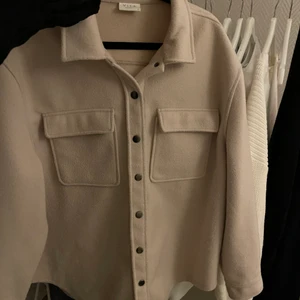 Skjortjacka - Skjortjacka ifrån ellos. Beige. Storlek 44. Fint skick