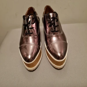 Platåskor i metallic - Storlek 37. Metallic med träslag. Bekväma. HM limited edition. 
