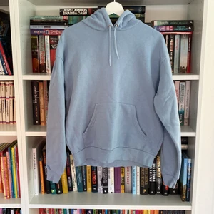 Pastellblå hoddie  - Pastellblå hoddie från Monki, använd en gång. Mycket bra skick i storlek S, men är lite större i storleken. Nypris 250kr💙