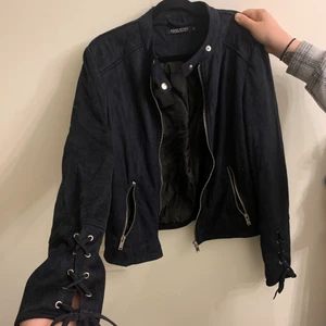 Mocka jacka  - Mörk marinblå mocka jacka (inte äkta), den är i nyskick då den knapp är använd. 