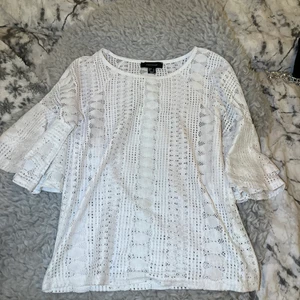 Tröja - En basic vit tröja som har mycket mönster på sig passar bra till storlek S använt den ett antal få gånger