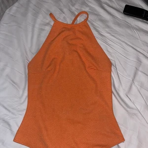 Body med öppen rygg  - Body från Nelly 