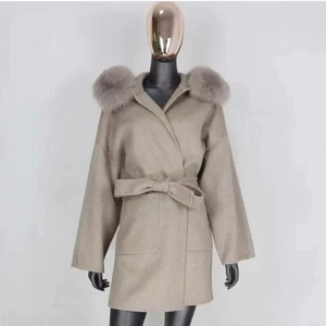 Pälskappa - Storlek M men är oversize, den är helt ny och säljer för att den är för stor för mig. Äkta päls även avtagbar. Köpt förra månaden för 2999, är öppen för byten mellan en annan färg 