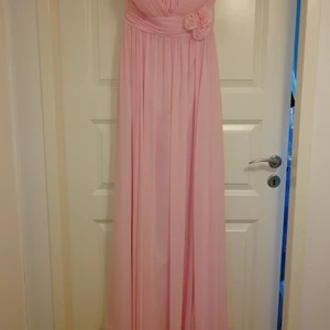 Elegant balklänning Ljusrosa  - En mycket fin och elegant afton /balklänning som bara använts en gång. Den är som ny och tyvärr kan inte användas igen pga att den inte passar längre