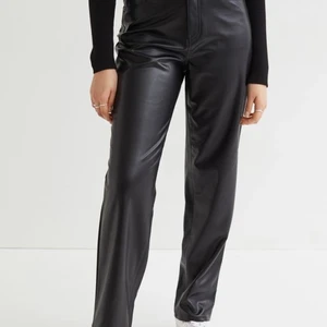 Skinn byxor - Skinn byxor från hm. Aldrig använda. Strl 36 ⭐️Betalning sker via Swish⭐️ ⭐️Allting tvättas såklart innan det skickas⭐️ 