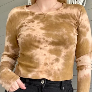 Tröja - Säljer en tröja i M från Urban outfitters. Fint skick då den knappt är använd! Köpare står för frakt🕺🏼