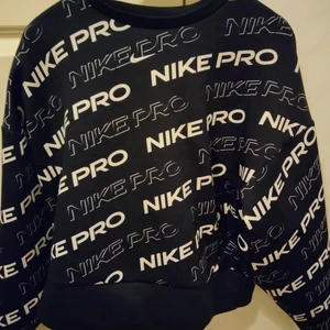 NiKE PRO DRY FIT - NIKE PRO DRY FIT  tröja i storlek S säljes då men aldrig kommer till användning. Frakt tillkommer.