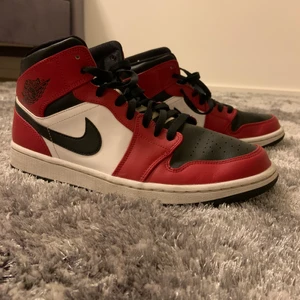 Jordan 1 Mid Chicago Black Toe - Storlek 43 