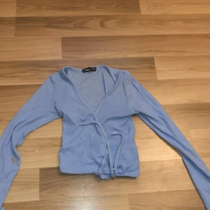 Ljusblå tröja  - Fin ljus blå tröja med knytning, skönt tyg 