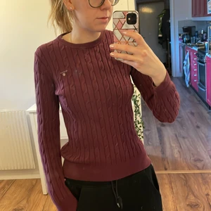Gant tröja - Kabelstickad tröja från Gant, mörkröd. Fint skick. 