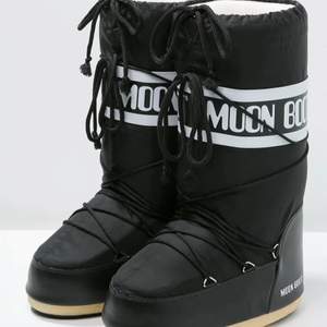 Säljer mina fina moon boots Då jag har tröttnat på dem men är populära nu💯💋Pris kan diskuteras- vill kanske ha dom för 1000kr då frakten är fri, kan diskuteras också 