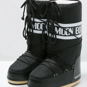 Moon boots - Säljer mina fina moon boots Då jag har tröttnat på dem men är populära nu💯💋Pris kan diskuteras- vill kanske ha dom för 1000kr då frakten är fri, kan diskuteras också 