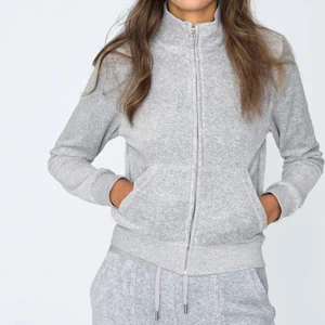 Helt nytt Juicy couture set - Ett helt nytt oanvänd juicy couture set i grått. Lappar och allt sitter kvar. Kan skicka bild i meddelanden. Tröjan kostar 1100kr och byxorna 1000kr nya på hemsidan!