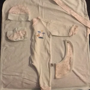 Bebis sovaplagg Storlek-? - Helt oanvända! Köpte eftersom vi trodde att min syster skulle vara en kille men det blev en tjej. Det funkar lika bra för tjej bebisar. Hela sett för 350kr om man köper tidigt sänks priset. För andra frågor kontakta. 