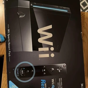 Softmoddad Nintendo WII med tillbehör  - Säljer ett softmoddad nintendo Wii som nästan är ny o kartong. Detta är den bra versionen du kan koppla Nintendo Gamecube kontroller. Det tillkommer vanliga handkontroller och en del andra tillbehör. Det skall gå att spela spel från usb-minne då den är moddat. Ett riktigt bra exemplar av en populär konsol 