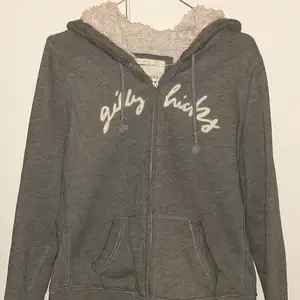 Grey Gilly Hicks hoodie, size L. In good condition, and mildly warm. With white garnment on the inside. The first picture is the truest to color.