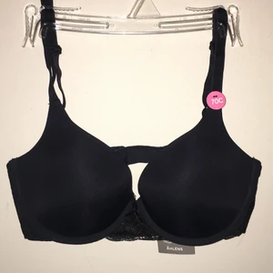 BH från Åhléns - Svart bh från åhléns i stl 70C. Köpt för 199, helt ny oanvänd med lapp kvar. Säljs pga att den är för liten för mig :(