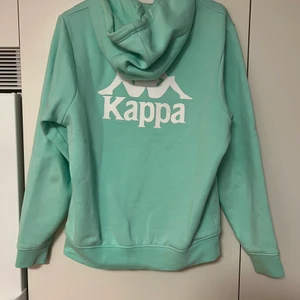 Kappa hoodie storlek M - Storlek M. För kort för mig som är 188cm därför säljer jag den. Använd MAX 3 gånger, nästan i nytt skick.