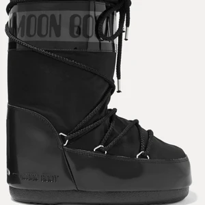 Moon boots  - Svarta oanvända moonboots. De skulle till min syster i julklapp men hon klippte av mitt hår i sömnen så jag säljer dem. Vill bli av med dem fort innan jag ändrar mig. Gratis frakt ❤️‍🔥
