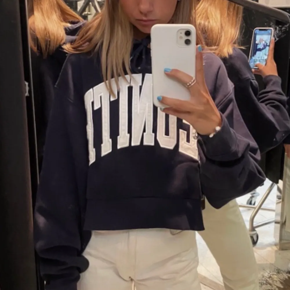 Skitsnygg Hoodie från Weekday! Oversized och croppad! Använd fåtal gånger så den är i bra skick! Frakten ingår ej i priset (66kr spårbar). Hör av er vid frågor!☺️. Tröjor & Koftor.