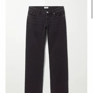 Weekday arrow low  - Säljer mina lågmidjade jeans ifrån weekday då jag har ett annat par likadana. Köpta för 500 säljer för 300❤️ kom privat för fler bilder