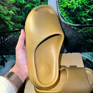 adidas YEEZY “Ochre” slides 🐻 - adidas YEEZY “Ochre” slides 🐻  Storlek:  -44/44.5  Pris: 1199kr