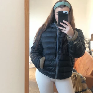 Äkta Moncler jacka - Obs samma som den andra annonsen på min sida men här med bilder på hur den sitter🥰