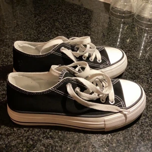 Tygskor - Ser ut precis som låga converse men är köpa på new yorker. Knappt använt dom då jag har andra liknande så dom är som nya. Skriv om du vill ha fler bilder eller om du har någon fråga! Vill helst mötas upp i Linköping men går inte det står köparen för frakt :) 