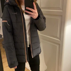 Grå skidjacka från OTP - Grå skidjacka med rosa detaljer. Är köpt från OTP Sportswear. Väldigt fint skick och ser knappt använd ut. Storlek 164. Säljs för 300 kr + frakt.