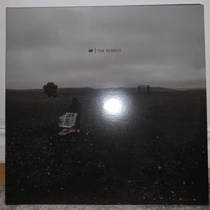 NF ”The search” vinylskiva - Säljer min NF-skiva eftersom den tyvärr inte spelats så mycket som den borde:( Köpt i USA för två år sedan och fortfarande i nyskick (spelad några få gånger). Köparen står för frakten (läs min bio!) ❗️Säljer även en annan skiva med NF! De säljs i par för 250kr + frakt eller enskilt för 130kr + frakt❗️
