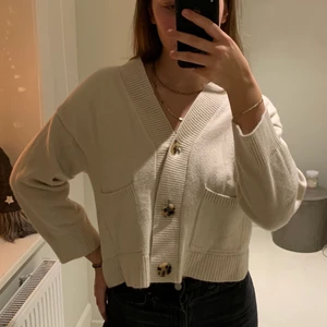 Beige kofta med fickor  - Så himla fin och skön kofta från H&M💛Köptes förra hösten/vintern och i fint skick🤍