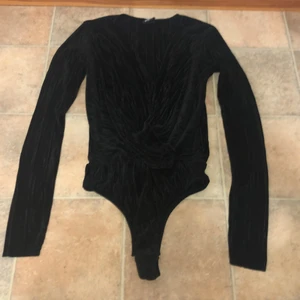 Svart body  - Säljer min svarta body som inte kommer till användning längre. Använts 1 gång. Storlek S. Passar även storlek M. Stretchigt material . 