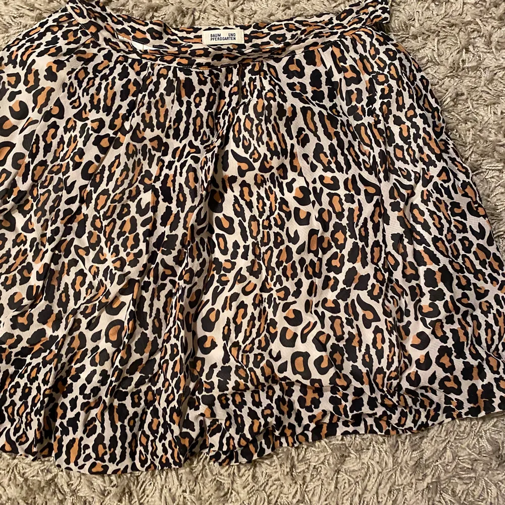 Fin kjol i leopardmönster från Baum und Pferdgaten, köpt för många år sen  för 900 kr men säljer nu för 150 (+köparen står för frakt) . Kjolar.