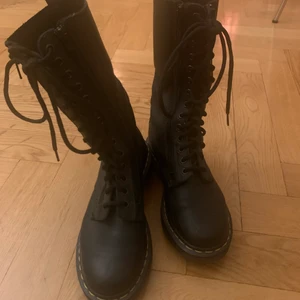 Dr. martens kängor med snörning - Så snygga dr martens kängor. Använda men i gott skick. Äkta läder.