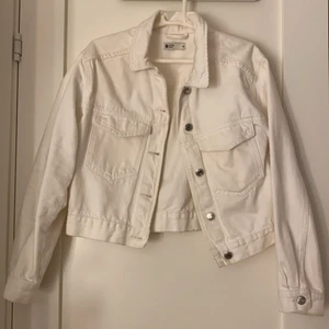Jeansjacka  - Jeansjacka från Gina tricot, knappt använd! I storlek xs men passar s-m eftersom den är oversized. Perfekt för sommaren! Kontakta mig för fler bilder 💗😊 
