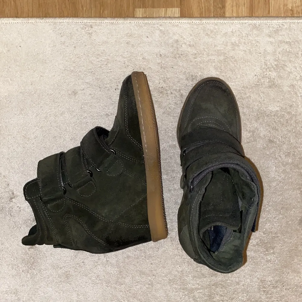Mörkgröna supersnygga skor från MJUS, Isabel Marant inspirerade, som jag aldrig använt då de är för stora för mej!! Köpta för drygt 1000kr Pris kan diskuteras . Skor.