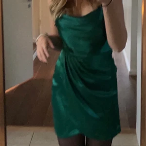 Grön satin klänning  - Superfin grön satin klänning från zara som tyvärr inte kommer till användning längre, köpt för 400kr endast använd några få gånger, storlek S💕