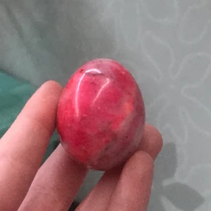 rosa kristall ägg - jättefint kristallägg! vet inte exakt vilken kristall det kan vara, troligen någon slags agat då jag inte tror att den är färgad, väger ca 60 g, 4cm lång 3cm bred. 