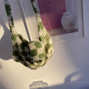 Virkad baugetbag - Säljer även denna super söta väska som jag virkat själv, priset är något lägre då detta va ett av mina första projekt och den inte är helt perfekt☺️💓💚