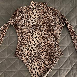 Tight leopardmönstrad body med polokrage från Bohoo. Använd enstaka gång. Storlek S. 