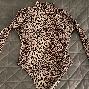 Leopard mönstrad body - Tight leopardmönstrad body med polokrage från Bohoo. Använd enstaka gång. Storlek S. 