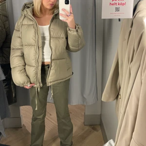 Puffer Jacka  - Helt ny puffer jacka från hm går inte att köpa på nätet i storlek S jätte fin och rymlig använd 2 gånger och om man vill ha tjock tröja under funkar det bra, köpare står för frakt! Ny pris 400