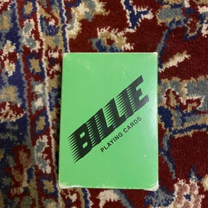 Billie Eilish kortlek - Själva boxen som korten ligger i är lite skadad, men alla kort är i bra skick. 52kort + en joker! Köpt via hennes hemsida för ett tag sen. Tar även swish, kan mötas upp i Uppsala annars står du för frakt om inte annat sägs