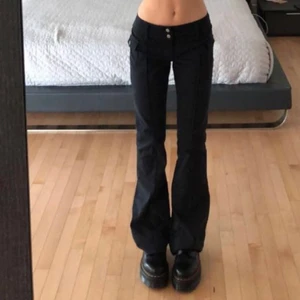 Brandy byxor - Säljer mina lågmidjade brandy Melville byxor i modellen Agatha som tyvärr aldrig kommit till användning, dem är helt oanvända med lappen kvar! (Originalpris ca 400kr) OBS första bilden lånad från Pinterest!