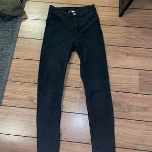 Skinnyjeans - Säljer mina snygga skinnyjeans. Dom är aldrig använda förutom när jag testat dom på. Bra skick. Är lite lågmidjade. Inga skador