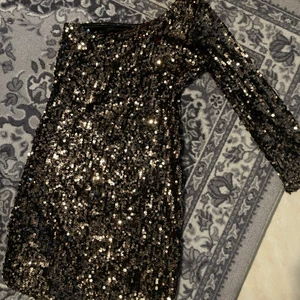 Nyårsklänning - Står storlek 40 men jag får på den som har storlek S, så väldigt liten i storlek